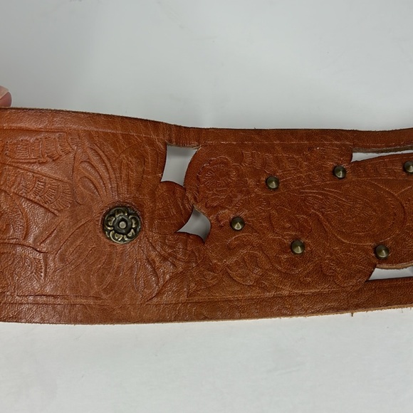 Fossil Leather Cutout with Flower Embossed Design Size Medium - Picture 3 of 7